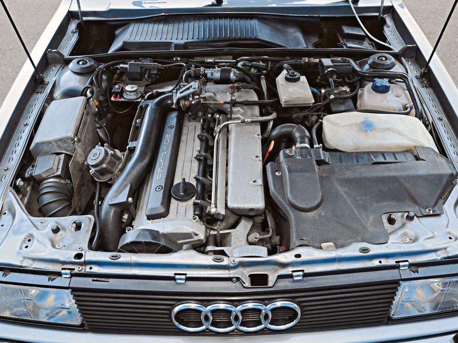Моторный отсек Audi Quattro 20V (Typ 85) 1989 года  (фото 9 из 10)